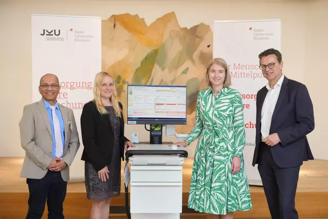 LH-Stv.in Christine Haberlander bei der Präsentation der „digitalen Fieberkurve“ am Kepler Universitätsklinikum mit Franz Harnoncourt, GF OÖ Gesundheitsholdung und Kepler Universitätsklinikum (rechts im Bild), Simone Pammer (Pflegedirektorin Kepler Universitätsklinikum, 2. von links) sowie Humayaun Kabir (Leiter Medizininformatik und Informationstechnologie der OÖ Gesundheitsholding, links). | Foto: KUK/Dominik Derflinger