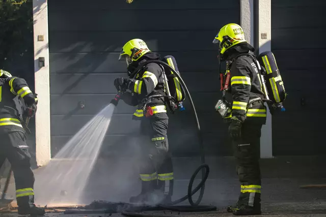 Beinahe hätten die Flammen von einem brennenden Müllcontainer auf ein Wohnhaus in Marchtrenk übergegriffen, doch die Feuerwehr konnte den Brand unter Kontrolle bringen. | Foto: laumat.at