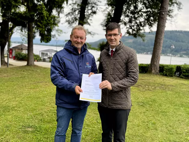 LHStv. Martin Gruber hat Bürgermeister Gernot Bürger die Förderzusage für den neuen Spielplatz mitgebracht. | Foto: Büro LHStv. Gruber