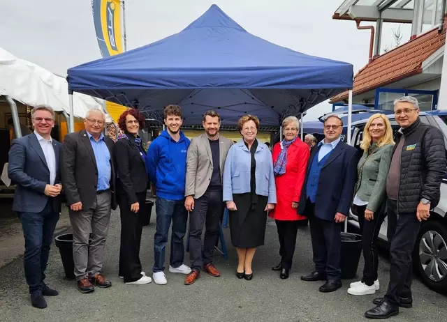 Gratulation zu 40 Jahren: Johannes Weiß, Johann Posch, Beate Wressnig, Marcel Wreßnig, Michael Klein, Andrea Krauß, Monika Wreßnig, Franz Wreßnig sowie Barbara und Alois Resch | Foto: HSH