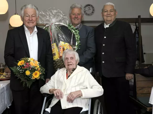 Landesobmann Josef Pühringer, Altbürgermeister Matthias Bauer und Seniorenbund Bezirksobmann Otto Straßl gratulieren Anna Geissler zu diesem besonderen Geburtstag. | Foto: OÖ Seniorenbund