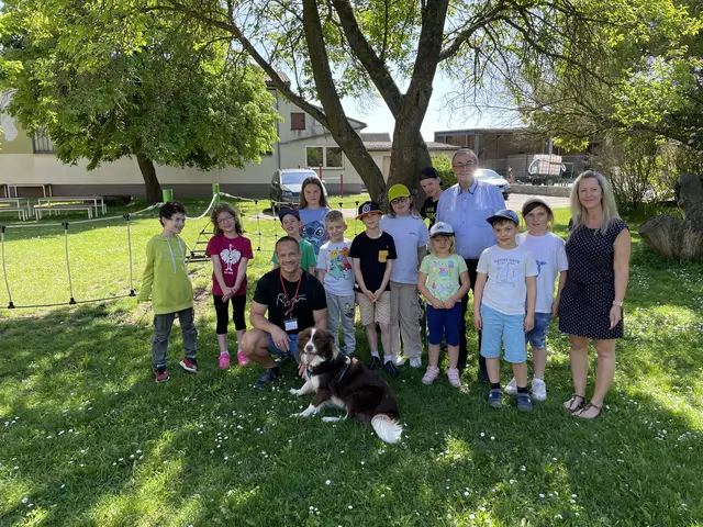 Bürgermeister Wolfram Erasim mit Tamara Lehner, Reinhold Mitterer und den Kindern der schulischen Nachmittagsbetreuung, die vom Therapiehund begeistert waren. | Foto: Gemeinde Rabensburg 