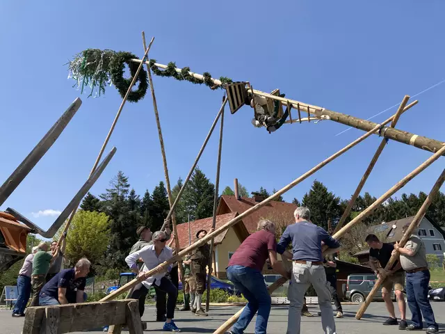 Maibaumaufstellen - ein traditionelles Ereignis, das jedes Jahr mit großer Begeisterung und Vorfreude erwartet wird. | Foto: MeinBezirk