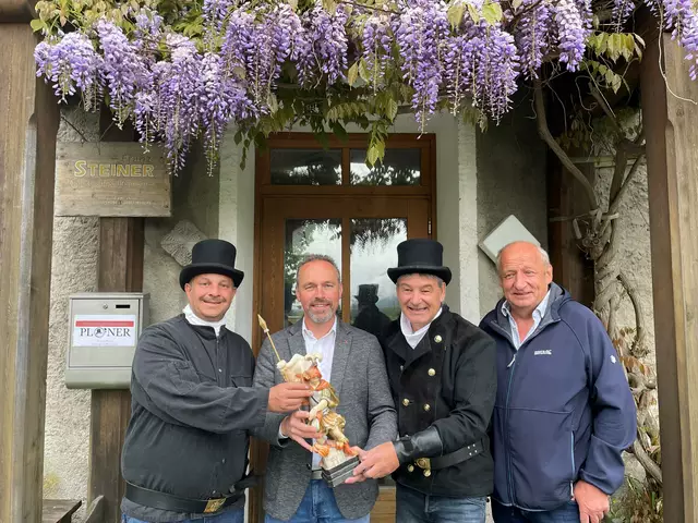 Rauchfangkehrermeister Patrick Ploner, Bgm. Markus Salcher, Rauchfangkehrermeister Franz Steiner, 1. Vizebgm. Winfried Eder bei der offiziellen Betriebsübergabe. | Foto: Gemeinde Kirchbach