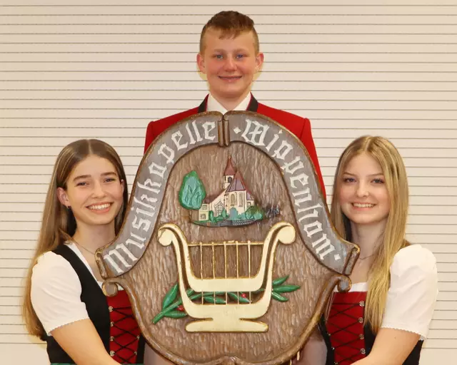 Livia, David und Lena, die jüngsten Mitglieder des Musikvereins 2025 | Foto: c) Musikverein Wippenham
