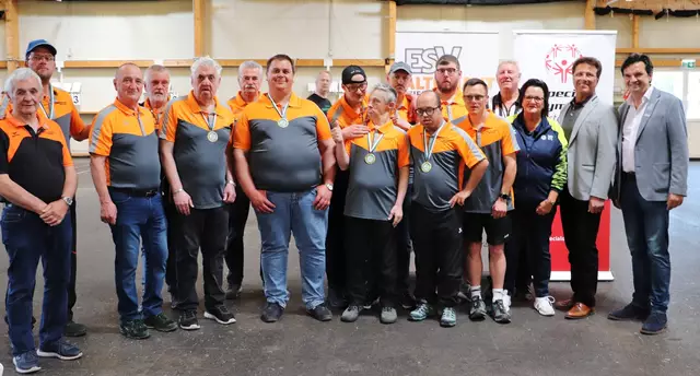 Gold und Blech für den ESV Alte Maut bei der Special Olympics Landesmeisterschaft in Seiersberg-Pirka. Peter Ehgartner (li), Josef Zach, Ludmilla Remler, Werner Baumann und Laurenz Maresch (re) gratulierten.  | Foto: Edith Ertl