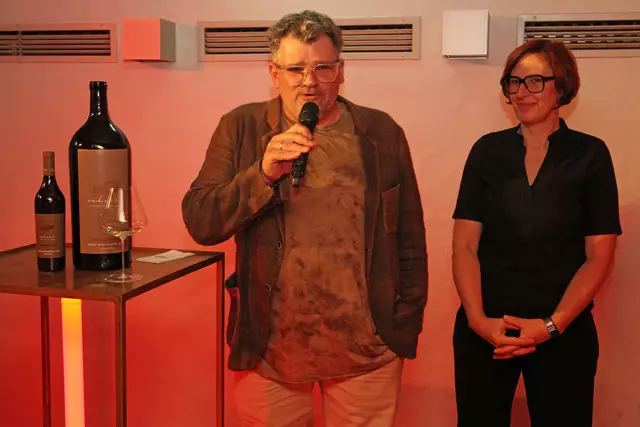 Andrea und Josef Scharl präsentierten eine Reserve vom Pinot Noir. | Foto: Woche
