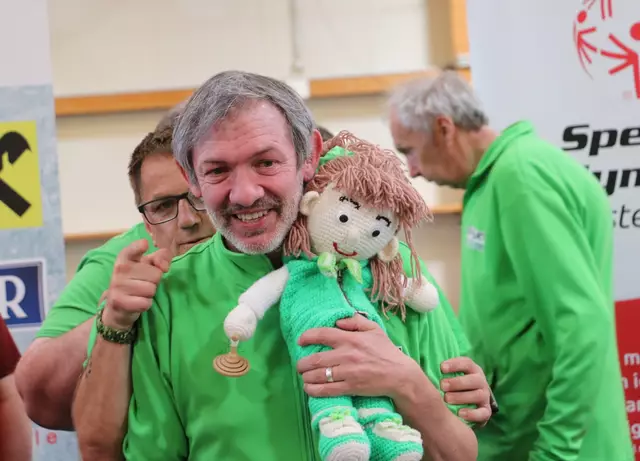 Das Maskottchen ist immer dabei.  | Foto: Edith Ertl