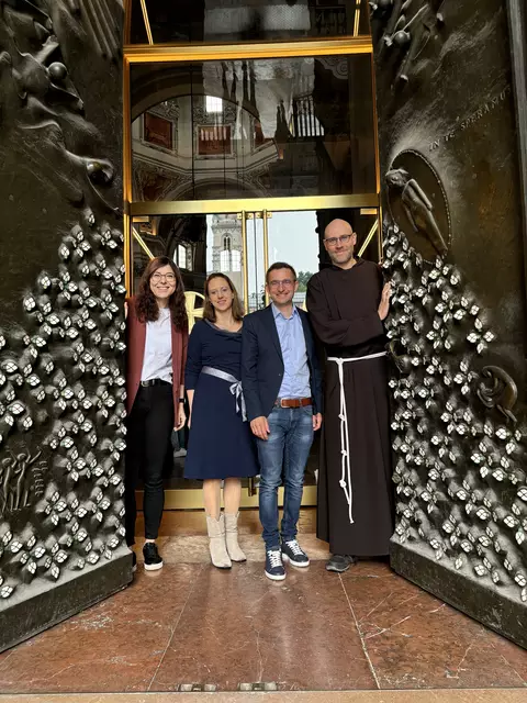 Im Organisationsteam der Langen Nacht der Kirchen: Anna Tiefenthaler, Anna Steinpatz-Tiefenbacher, Dominik Elmer und Br. Alexander Schröter.  | Foto: Lisa Gold