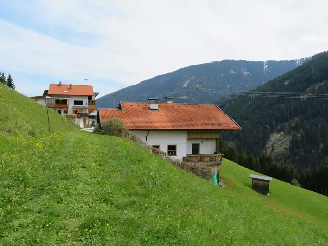 Die Häuser des Weilers Grubach stehen recht gewagt am steilen Hang. Eine beneidenswert exponierte Sonnenlage... | Foto:  Petra Happacher