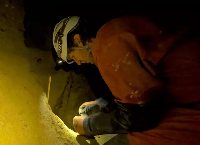 Paul Wilcox beim Erfassen der Sedimentproben in der Höhle Devils Canopy Cave.  | Foto: J. Honkonen
