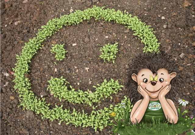 Perfekter Wasserspeicher: Kompost unter die Erde mischen und schon lächelt das Hobby-Gärtner-Herz. | Foto: Natur im Garten / J. Brocks