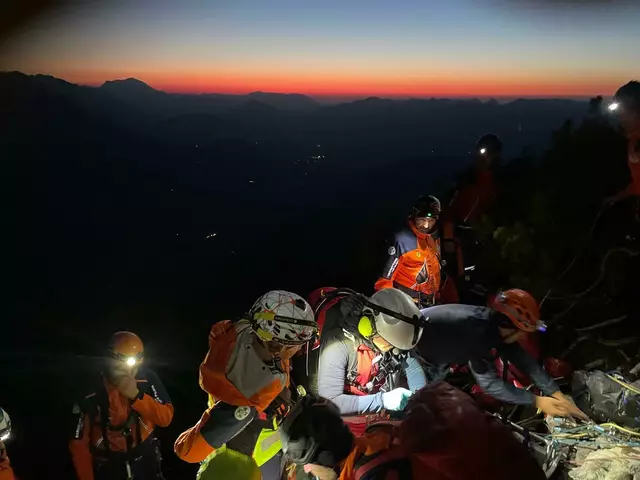 „Wir haben den Schwerstverletzten mittels Dyneemaseil aus dem steilen Bereich raufgezogen“, so Quehenberger, „doch die bereits einbrechende Dunkelheit setzte uns zeitlich zu und machte eine spätere Taubergung durch die anwesenden Hubschrauberteams leider unmöglich.“ | Foto: Bergrettung Annaberg