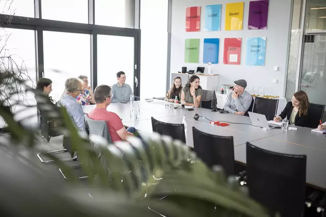 Aus rund 70 Anmeldungen wurden fünf Personen zufällig ausgewählt, ihr Blut auf PFAS-Rückstände testen zu lassen. In Graz trafen die Steirerinnen und Steirer mit der Grünen Klubobfrau Sandra Krautwaschl und der EU-Abgeordneten Lena Schilling zusammen.  | Foto: Christian Zemasch