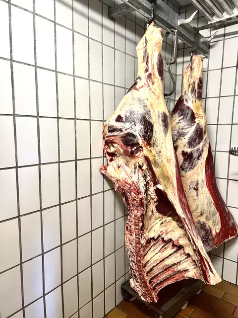 Die Fleischhälften reifen für mindestens zehnTage im Kühlraum. | Foto: Elisabeth Egle