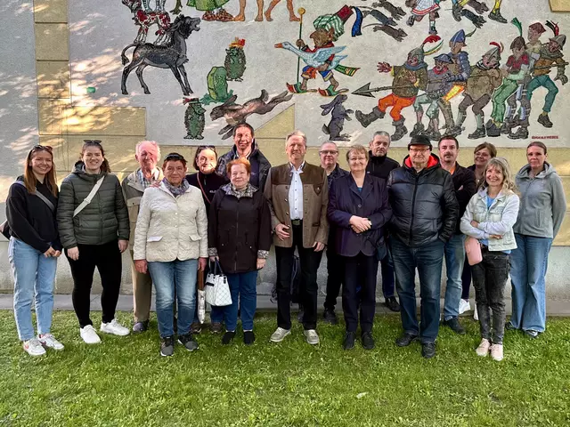 Gruppenfoto vor der Volksschule neben dem neuen Europaplatz bei der Geschichts- und Stadtführung mit Fritz Quirgst
 | Foto: Christian Matula