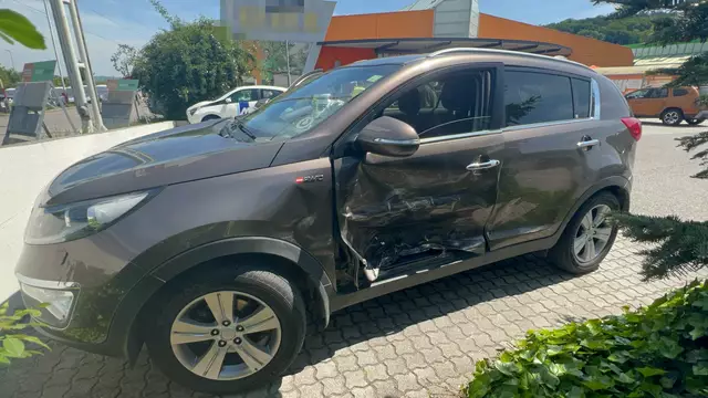 Zwei Autos kollidierten im Bereich einer Geschäftsausfahrt – verletzt wurde zum Glück niemand. | Foto: Doku NÖ