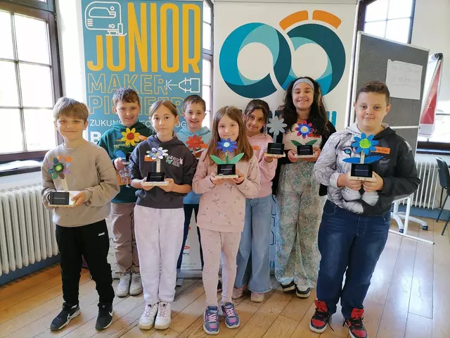 Im Rahmen der Schulworkshoptage der Junior Maker Pioneers bastelten die Kinder Solarblumen, die sich in der Sonne wie ein Windrad drehen.  | Foto: TIC Steyr
