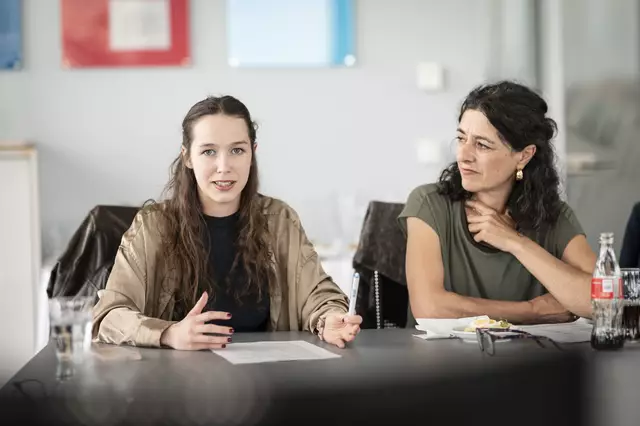 EU-Abgeordnete Lena Schilling (li.) setzt sich auf EU-Ebene für ein PFAS-Verbot in Konsumgütern ein. Auf der steirischen Landesebene wird das Vorhaben von  Sandra Krautwaschl, Klubobfrau der Grünen unterstützt.  | Foto: Christian Zemasch