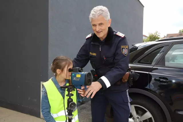 Und so funtioniert eine Radarmessung.  | Foto: Schleich