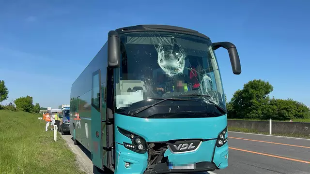 Zu einem Verkehrsunfall kam es am Dienstag, 13. Mai, auf der A1 zwischen St. Pölten und Loosdorf. Es kollidierten ein Reisebus sowie zwei Kleinbusse. Die Ursache hierfür ist ungeklärt, zwei Personen wurden verletzt. | Foto: DOKU-NÖ