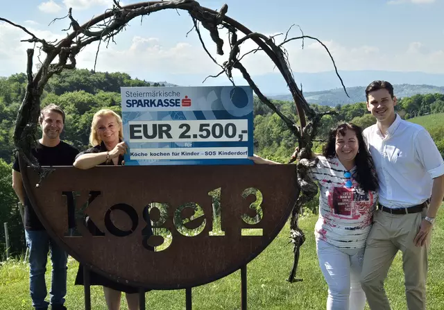 Hausherrin Beatrix Drennig (2.v.l.), Initiatorin Renate Zierler (2.v.r.) und Restaurantleiter Lorenz Gründl (r.) überreichten an Alexander Steinhöfler, Pädagogischer Leiter vom SOS-Kinderdorf, eine wertvolle Spende. | Foto: Zierler