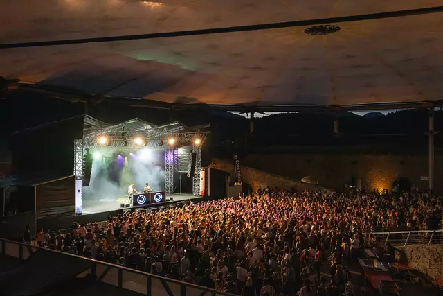 Die Silent Disco im Anschluss an das Ö3-Sommerkonzert verwandelt die Festungsarena
in eine einzigartige Tanzfläche. | Foto: ©PEAKMEDIA, Dominik Zwerger (Silent Disco)