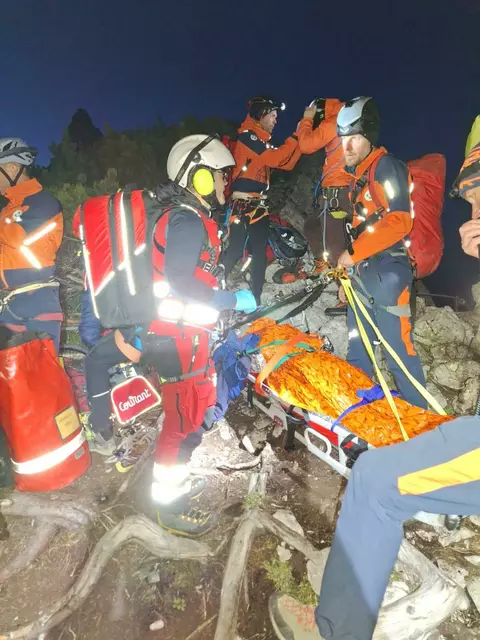 Dank eines aufwendigen Rettungseinsatzes mit drei Hubschraubern und 13 Bergrettern konnte der Schwerverletzte in der Nacht geborgen werden. | Foto: Bergrettung Annaberg
