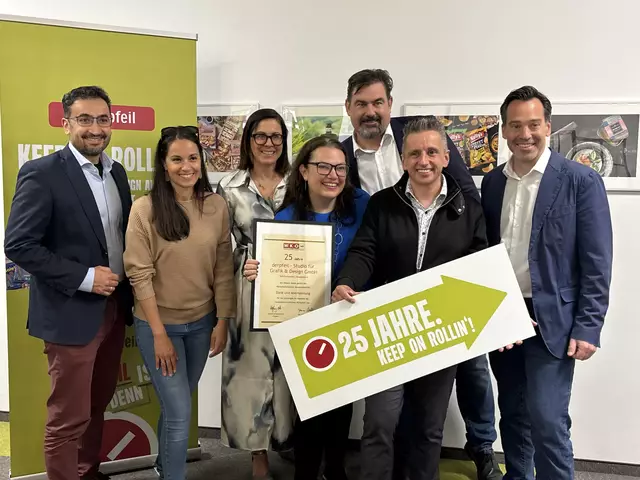 Die Wirtschaftskammer mit Ramazan Serttas (l. ) und Andreas Kirnberger (r.) sowie Bürgermeister Stefan Steinbichler gratulieren dem Team. | Foto: Marlene Trenker