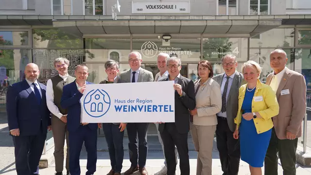 Bezirkshauptmann Karl-Josef Weiss, Pfarrvikar Rochus Hetzendorfer, Geschäftsführer der Dorf-&amp; Stadterneuerung Johannes Wischenbart, NÖ Regional-Geschäftsführerin Christine Schneider, LH-Stv. Stephan Pernkopf, Bürgermeister Alfred Babinsky, eNu-Geschäftsführer Herbert Greisberger, Obfrau der NÖ Dorferneuerungsvereine Maria Forstner, LAbg. Richard Hogl, Regionalleiterin Regina Engelbrecht-Bauer von der Dorf- &amp; Stadterneuerung sowie Obmann der Leader Region Weinviertel-Manhartsberg Peter Steinbach | Foto: Madlen Wendl