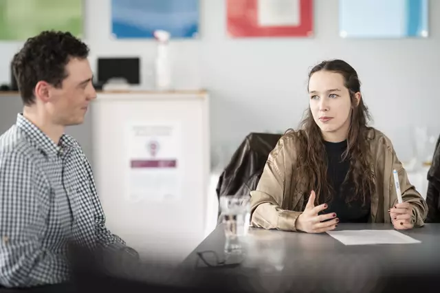 EU-Abgeordnete Lena Schilling im Austausch mit Georg Krempl – beide würden sich eine klare Kennzeichnung wünschen.  | Foto: Christian Zemasch