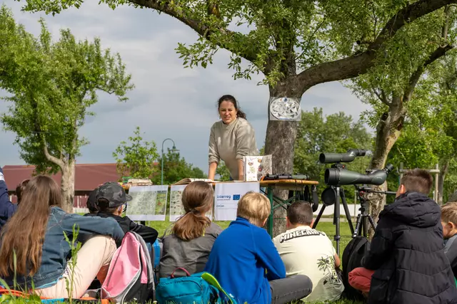 Kinder aus vier burgenländischen und ungarischen Naturpark-Volksschulen lernten viel Neues über den ökologischen Wert von Streuobstwiesen. | Foto: Florian Hanreich