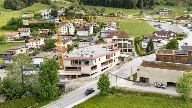Die Luftaufnahme zeigt die klare Struktur des Baus, der künftig Krippe, Kindergarten, Schülerhort und Wohnungen beherbergen wird. | Foto: Gemeinde Tulfes