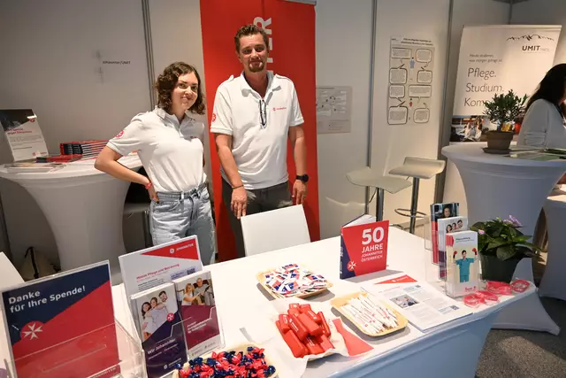 In den RathausGalerien konnte man auch auf die Johanniter treffen. | Foto: Königer