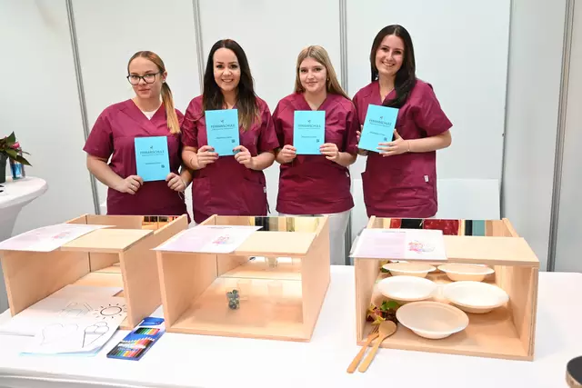 Die Schülerinnen von der Ferrarischule. | Foto: Königer