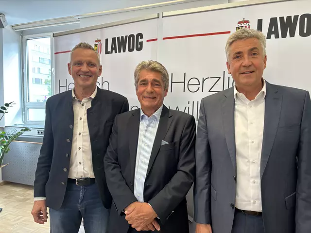 Die beiden Lawog-Vorstandsdirektoren Frank Schneider (li) und Christoph Khinast (re.) mit Aufsichtsratvorsitzenden Herwig Mahr.  | Foto: MeinBezirk
