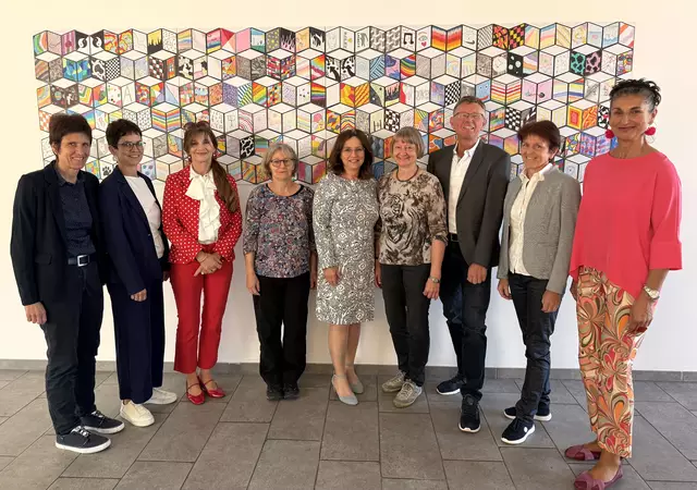 Direktorin Brigitte Reisinger mit den neuen Oberstudienrätinnen und Oberstudienräten: Gerda Breuer, Gaby Angerer-Buchegger, Edith Spreitzer, Angela Scheuer, Karin Kislinger, Leo Reischl, Gerlinde Weishaupt und Eveline Danner. | Foto: Matthias Part