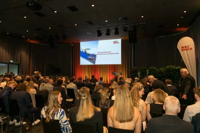 Zahlreiche Gäste nahmen an der diesjährigen Ehrung der SportlerInnen der Stadt Innsbruck im Congresspark Igls teil.  | Foto: © Fred Einkemmer