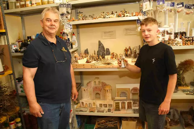 Krippenbaumeister Heinz Koller mit Jakob Gollner, der als "Helfer" gerade die Ausbildung zum Lehrer absolviert. 