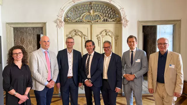 Wollen im Netzwerk die Gesundheitsversorgung in der Region verbessern (v.l.): Dr. Lederle-Kranzler (Klinik Füssen), Prof. Philipp Raake und Dr. Thomas Pusl (UK Augsburg), Prof. Axel Bauer (Med. Uni Innsbruck), Dr. Martin Hinterseer (Klinik Füssen), Prof. Sebastian Reinstadler (Med. Uni Innsbruck), Dr. Dietmar Baron (Klinik Füssen). | Foto: Christian Bauer / Kliniken Ostallgäu-Kaufbeuren