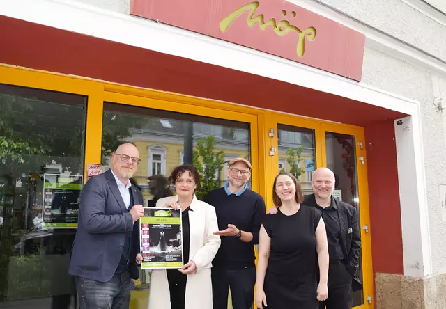 Kultur-Stadtrat Stephan Schimanowa, Cordula Nossek, Vizebürgermeister Rainer Praschak, Katharina Mayer-Müller, Martin Müller (von links). | Foto: Bernhard Garaus