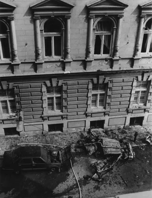 Wrackteile flogen bis zu 30 Meter weit, viele Fensterscheiben wurden beschädigt, einige sogar im fünften Stockwerk. | Foto: Votava / brandstaetter images / picturedesk.com