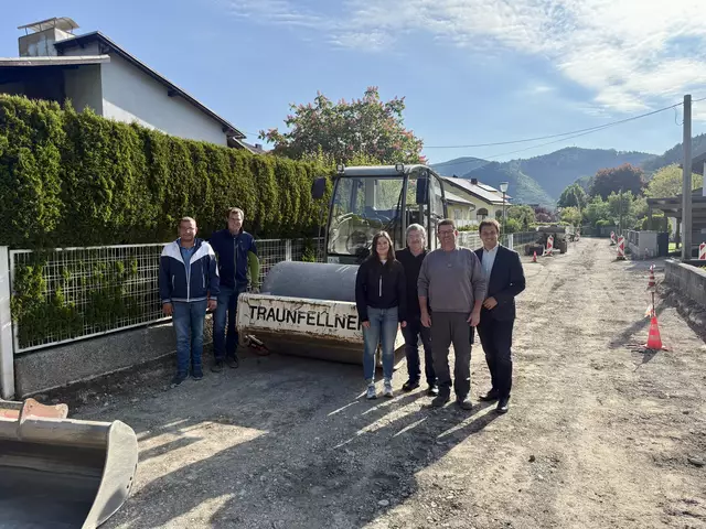 Jakob Scheibelreiter und Benjamin Blamauer von der bauausführenden Firma Traunfellner mit ihrem verantwortlichen Polier, sowie Benno Hinterlandner (Örtliche Bauaufsicht), Bauamtsleiterin Katharina Schubert, und Bürgermeister Manuel Aichberger, haben sich Mitte Mai vom reibungslosen Baustart im „Stangental“ überzeugt.  | Foto: Stadtgemeinde Lilienfeld