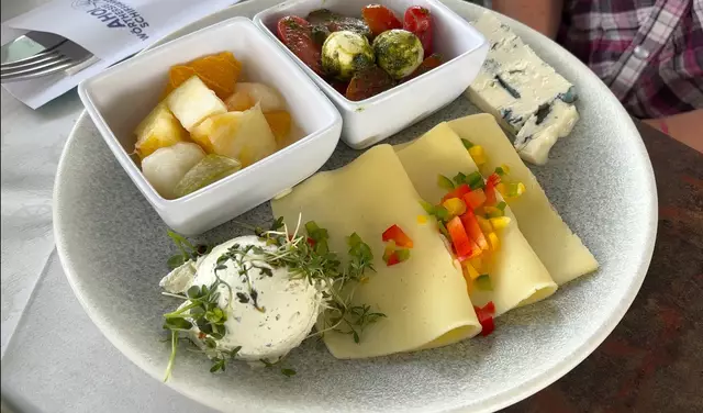 Das Veggie-Frühstück: verschiedenste Käsesorten, Gemüse, Obst ... und natürlich Gebäck, Butter, Marmelade, Honig, Kaffee und Orangensaft | Foto: MeinBezirk.at