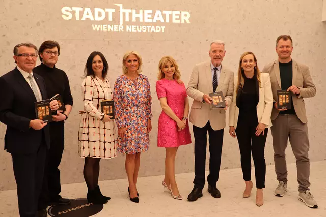 Kultur-Stadtrat Franz Piribauer (ÖVP), Thorben Meißner (Dramaturg des Landestheaters Niederösterreich), Katharina Schick (Kuratorin Stadttheater Wiener Neustadt), ORF III Geschäftsführerin Kathrin Zierhut-Kunz, Donka Angatscheva (Kuratorin Bösendorfer Klavierwelten 25/26), Bürgermeister Klaus Schneeberger (ÖVP), Maria Großbauer (Operative Geschäftsführung Stadttheater Wiener Neustadt), Lukas Mörtelmayr (Kaufmännische Geschäftsführung Stadttheater Wiener Neustadt) | Foto: Kathrin Schauer