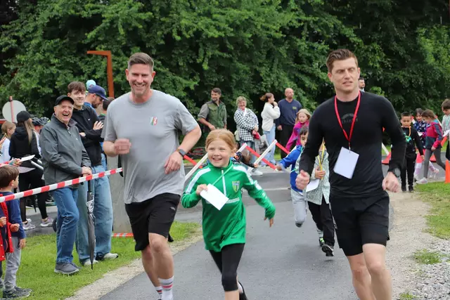 Gratkorns Bgm. Michael Feldgrill (li) lief mit den Kindern seiner Volksschule Runde für Runde für den guten Zweck. Da hatte auch das Wetter ein Erbarmen. Zog eine halbe Stunde vor dem Start ein starken Wind über Gratkorn und öffneten sich die Schleusen am Himmel, war es zum Start zwar kühl, aber trocken. Das tat der guten Laune keinen Abbruch.  | Foto: Edith Ertl