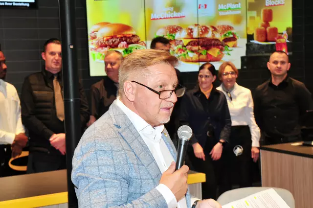 Franchisenehmer Markus Bock begrüßte viele Ehrengäste und dankte seinem starken Team. | Foto: Hassl