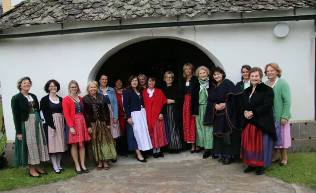 Die St. Veiter Frauen im Bürgerkleid luden zur Maiandacht. | Foto: Lechner
