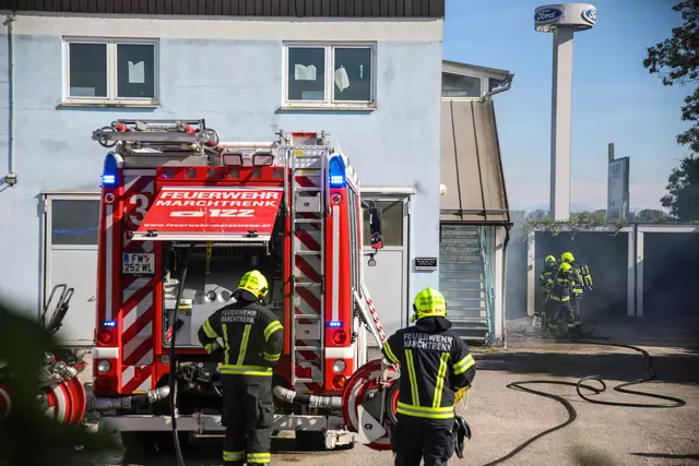 Beinahe hätten die Flammen von einem brennenden Müllcontainer auf ein Wohnhaus in Marchtrenk übergegriffen, doch die Feuerwehr konnte den Brand unter Kontrolle bringen. | Foto: laumat.at