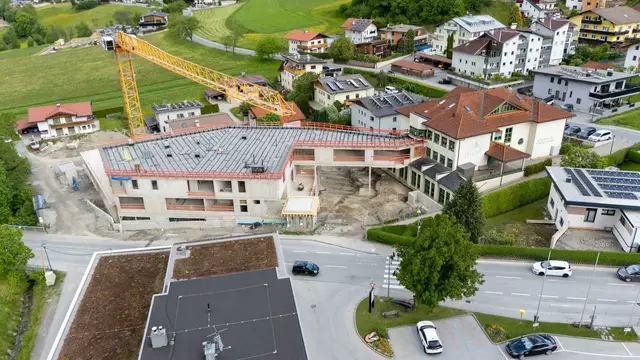 Die aktuellen Luftaufnahmen zeigen eindrucksvoll, wie rasch der Bau des „Haus der Generationen“ voranschreitet. | Foto: Gemeinde Tulfes